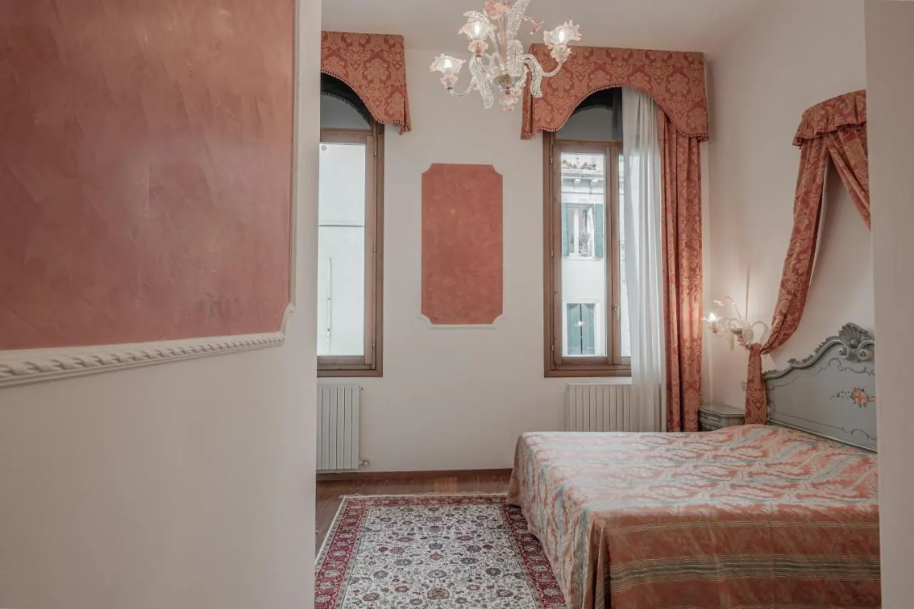 Hotel Al Sotoportego Venice 0*,  Italy